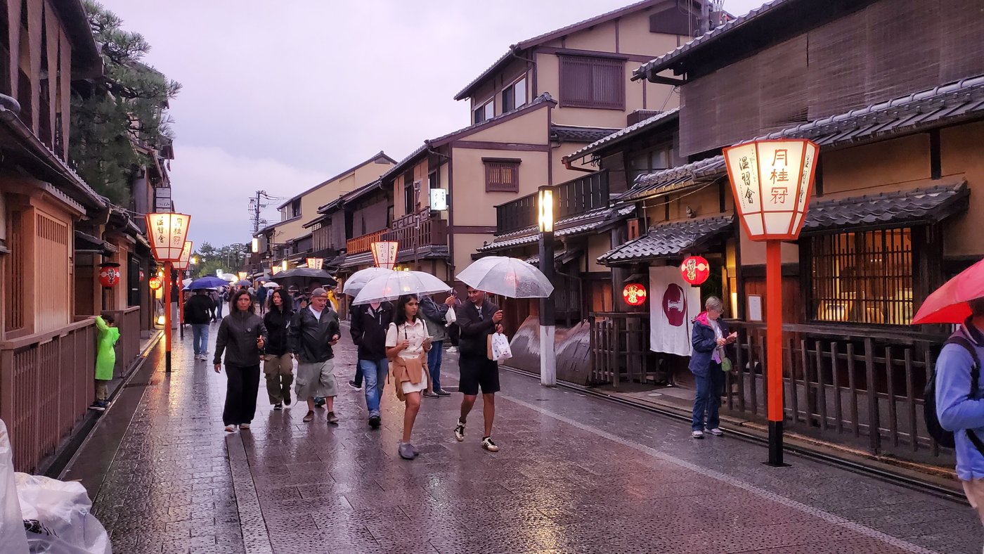 雨にぬれた祇園の通りと町家・提灯の灯り